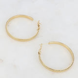 Boucles d'oreilles Calyce créoles dorées texturées Hersée Hersée Paris 9