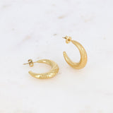 Boucles d'oreilles Caphira créoles à puce dorées texturées Hersée Hersée Paris 9