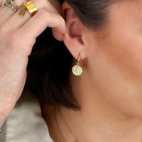 Boucles d'oreilles Circé rond martelé doré Hersée Hersée Paris 9