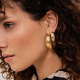 Boucles d'oreilles Dionée créoles à puce martelées dorées Hersée Hersée Paris 9
