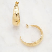 Boucles d'oreilles Dionée créoles à puce martelées dorées Hersée Hersée Paris 9