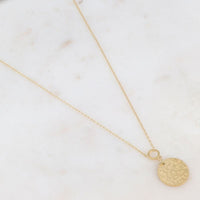 Collier pendentif Circé rond martelé doré Hersée Hersée Paris 9