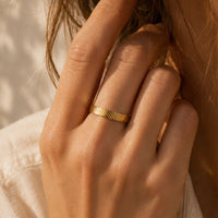 Bague Calliopée anneau effet zébré doré ajustable Hersée Hersée Paris 9
