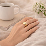 Bague Sphragis chevalière ronde dorée ajustable Hersée Hersée Paris 9