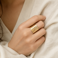 Bague Uranie manchette dorée martelée Hersée Hersée Paris 9