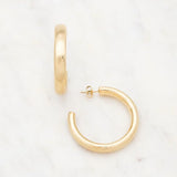 Boucles d’oreilles Rhéa créoles bombées brossées dorées Hersée Hersée Paris 9