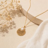 Collier pendentif Eileithyie doré ajouré perle d'eau douce Hersée Hersée Paris 9