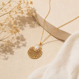 Collier pendentif Eileithyie doré ajouré perle d'eau douce Hersée Hersée Paris 9
