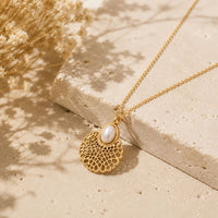 Collier pendentif Eileithyie doré ajouré perle d'eau douce Hersée Hersée Paris 9