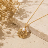 Collier pendentif Eileithyie doré ajouré perle d'eau douce Hersée Hersée Paris 9